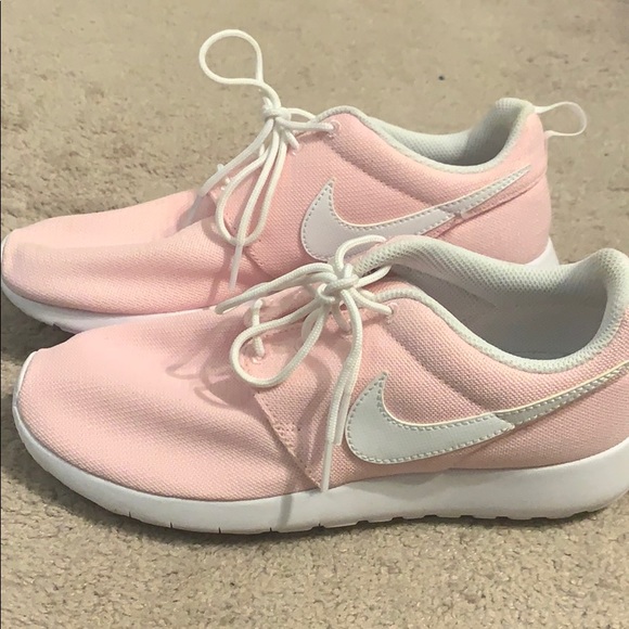 NIKE SHOES - Picture 2 of 4